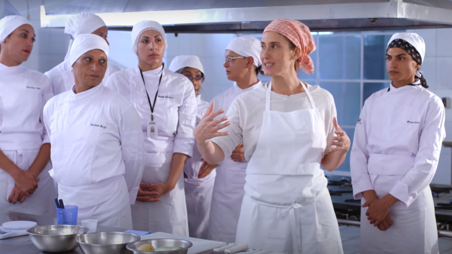 Paola donne un cours de cuisine.