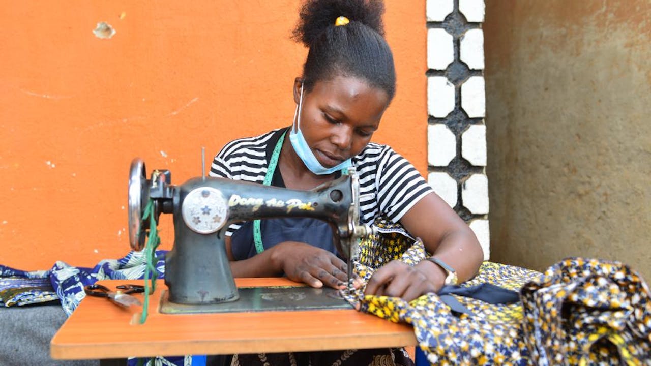 Angelique Kahindo trabaja con la máquina de coser.