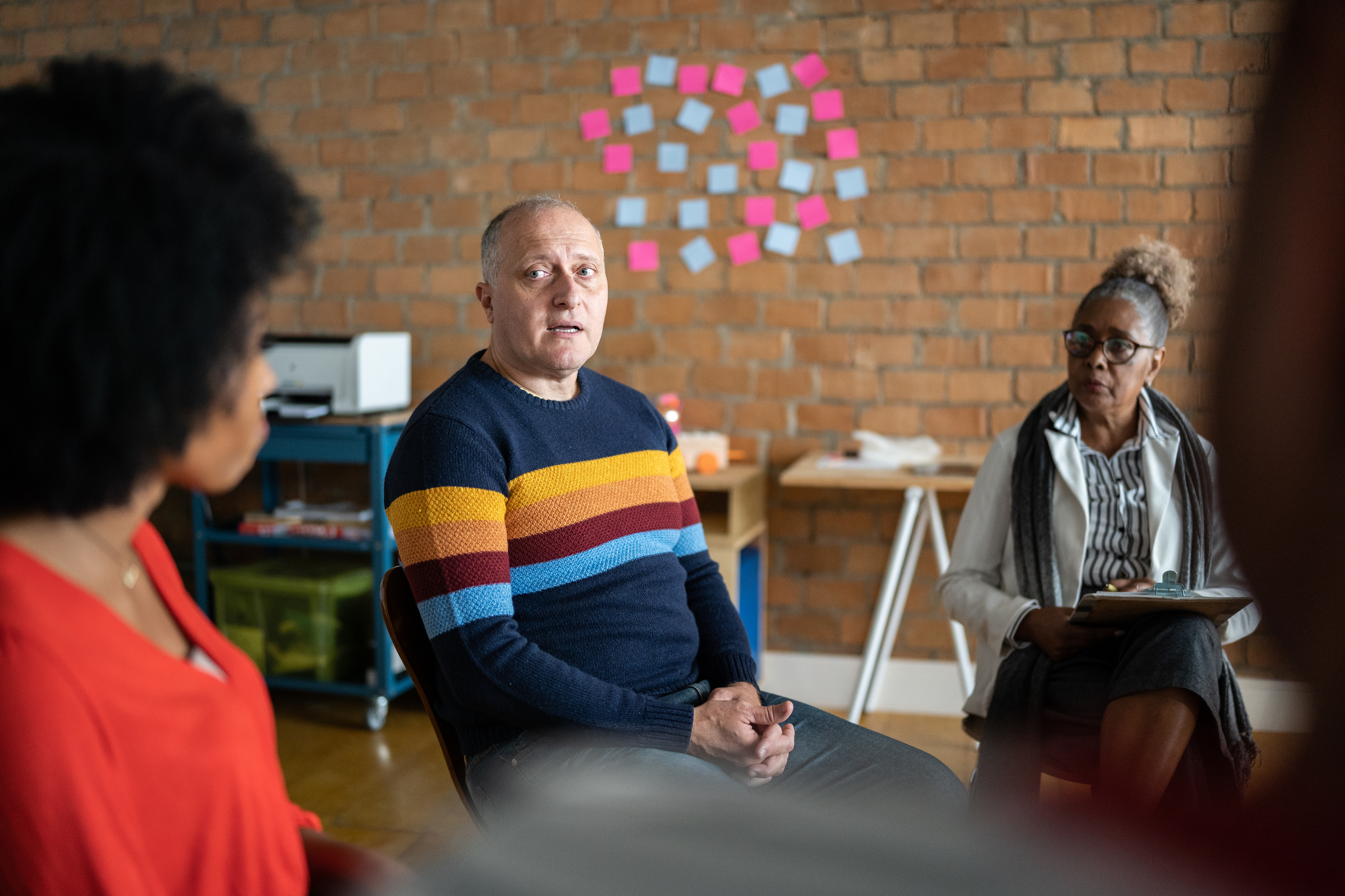 Un hombre hablando en terapia de grupo en un coworking