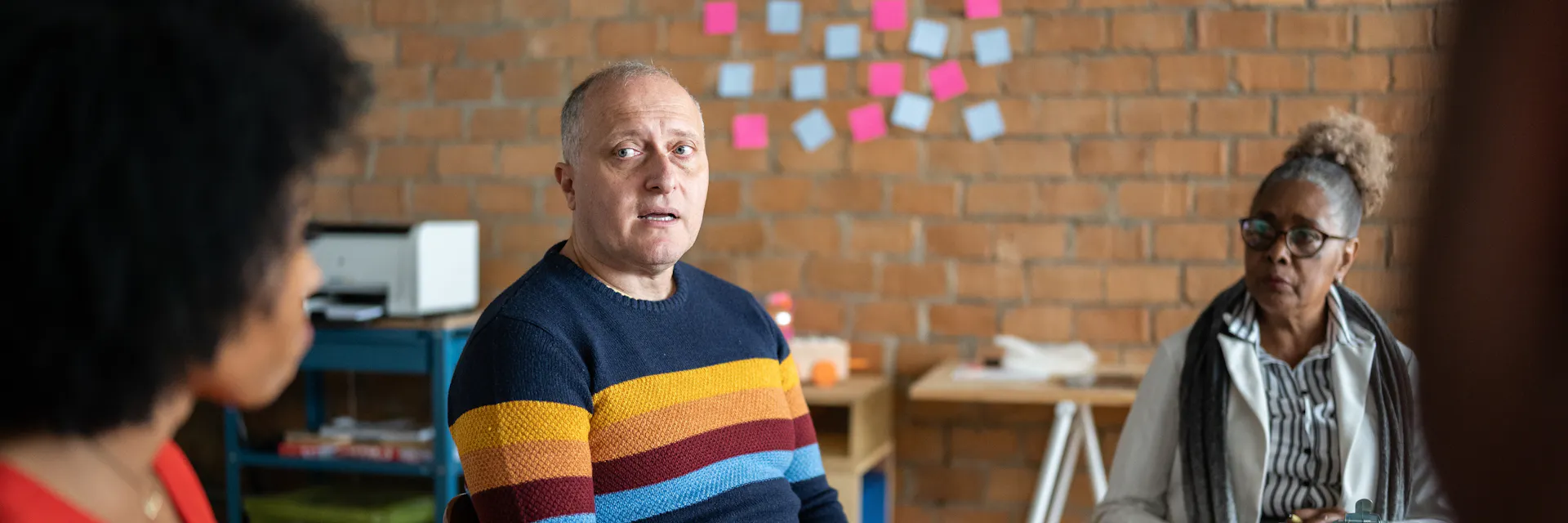 Un hombre hablando en terapia de grupo en un coworking