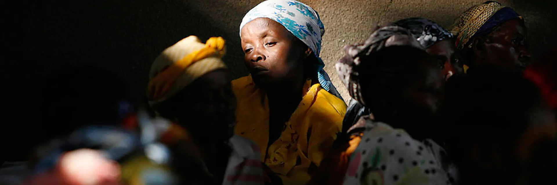 Des femmes victimes de violences sexuelles à l'hôpital de Panzi (RDC), en septembre 2006.