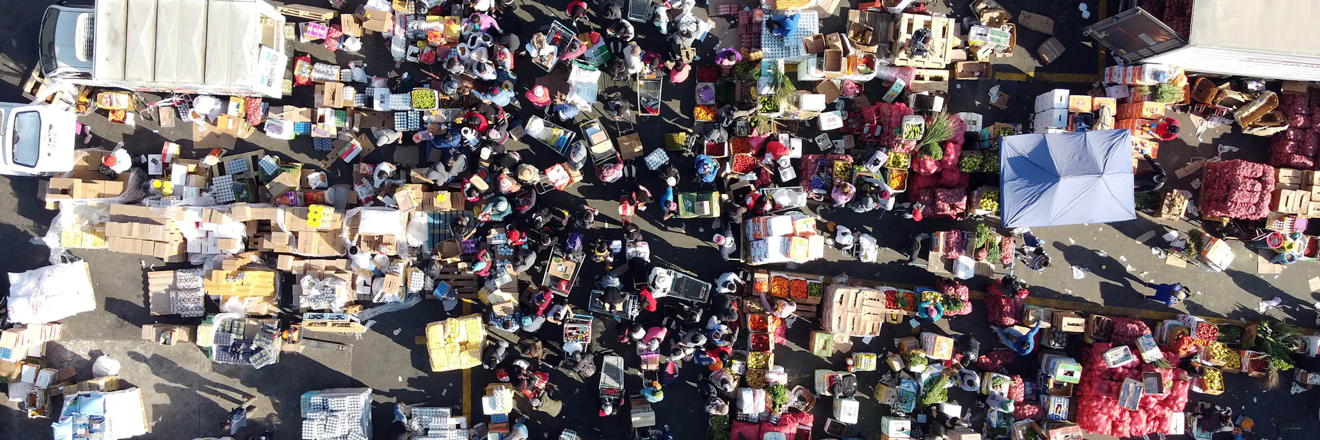 Multitudes de personas en el mercado durante la pandemia de Сovid-19. Chile