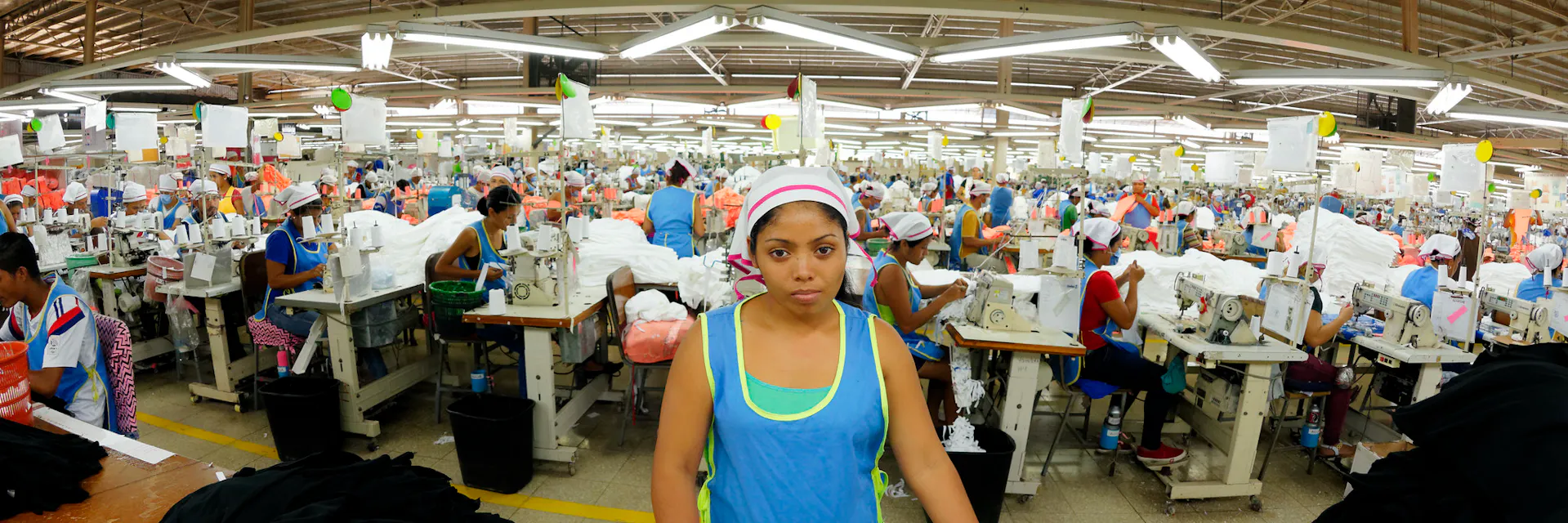 Una trabajadora de la confección durante su turno en una planta de ropa en Nicaragua
