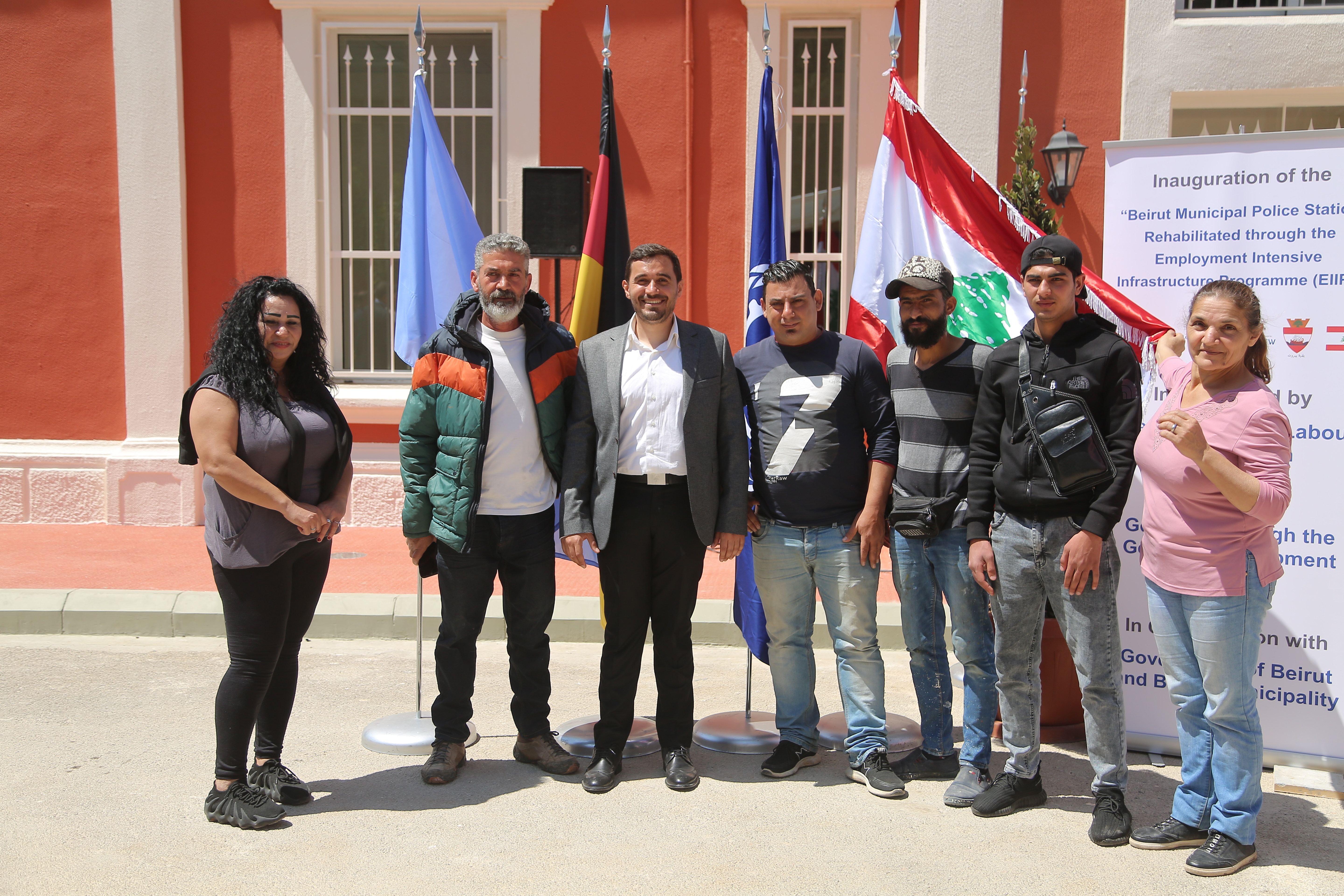  Algunos de los trabajadores y el contratista frente al edificio rehabilitado de la policía municipal.