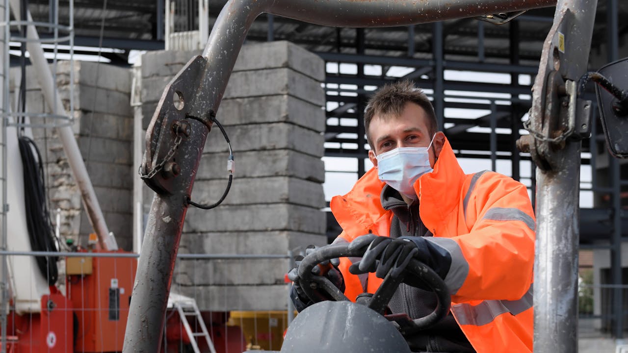 Trabajador en una obra en construcción, Francia