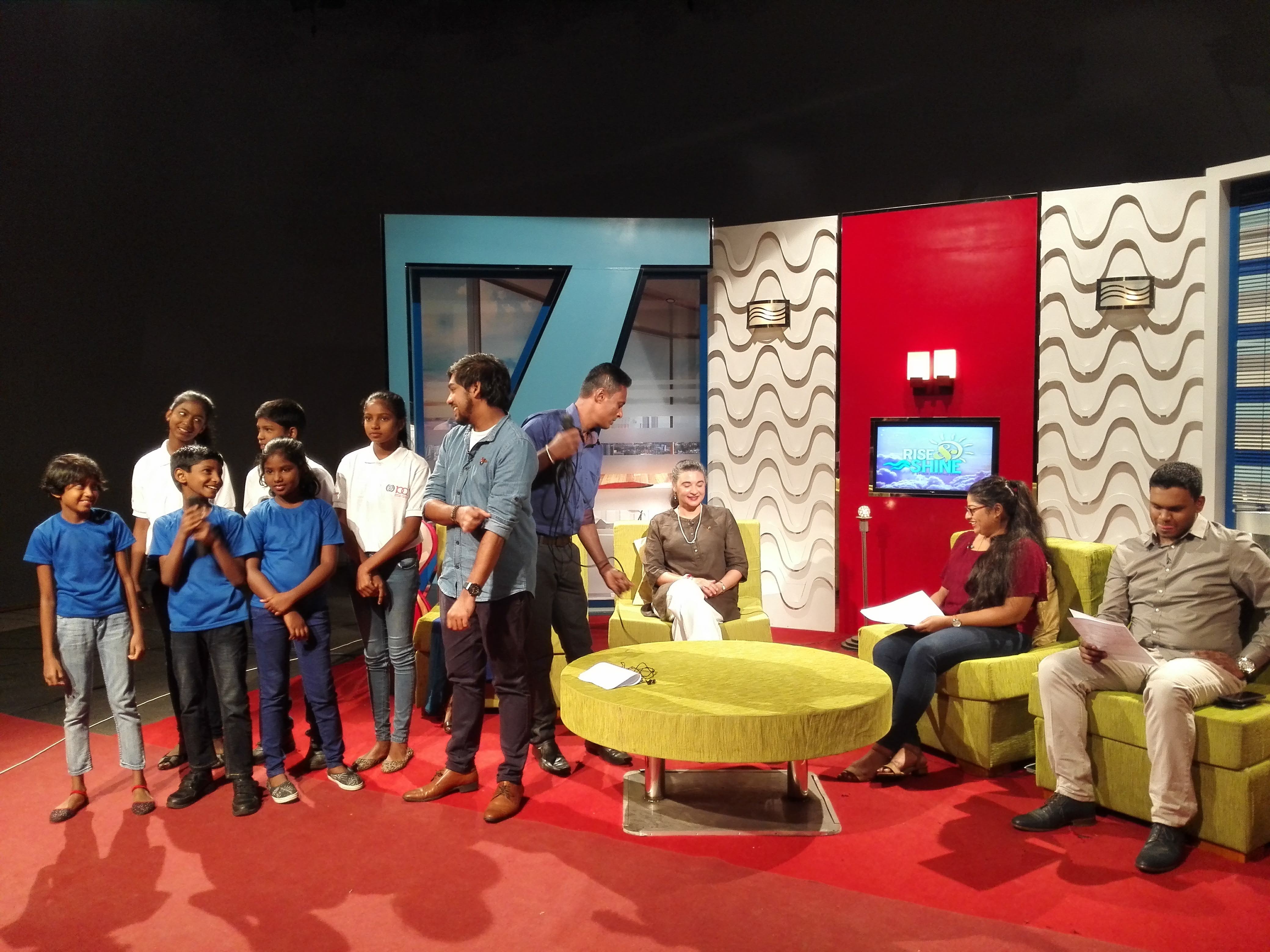 Ridma Weerawardena interprète « Let them fly », une chanson sur le travail des enfants, à la télévision nationale. 