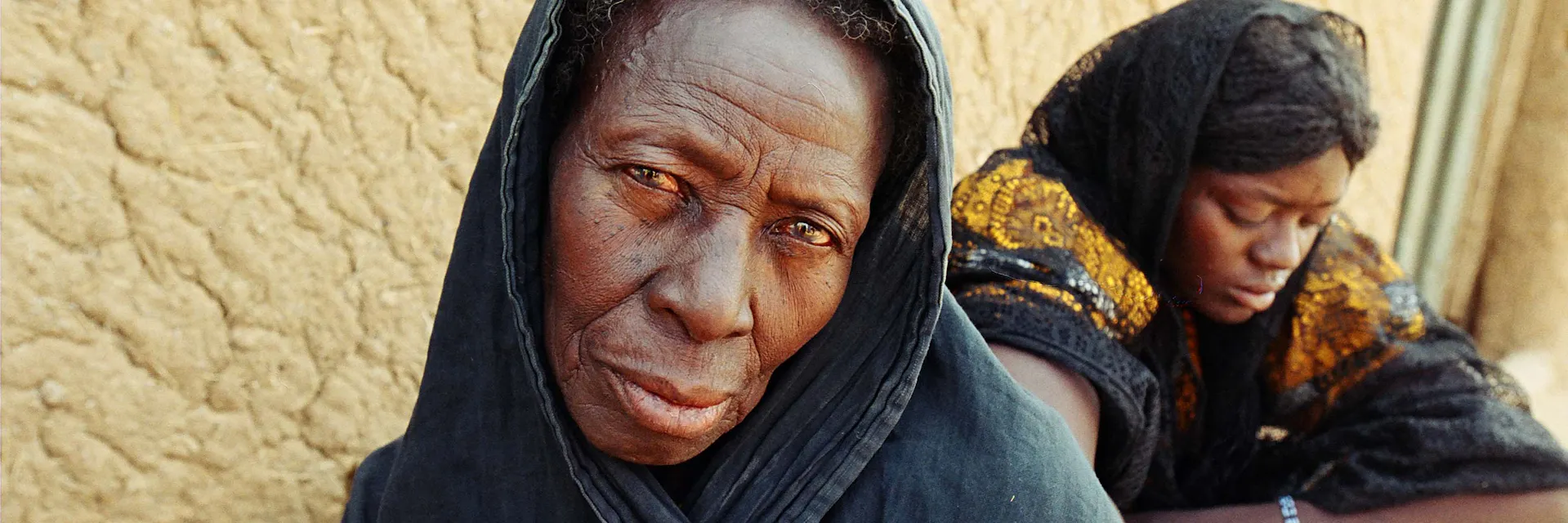 Grâce aux efforts d'une ONG locale, Altana et sa fille sont des personnes libres. Bien qu'ils vivent maintenant dans une autre région du pays, ils se sentent toujours comme des esclaves et vivent dans la peur de leur ancien maître. Pays: Niger.
