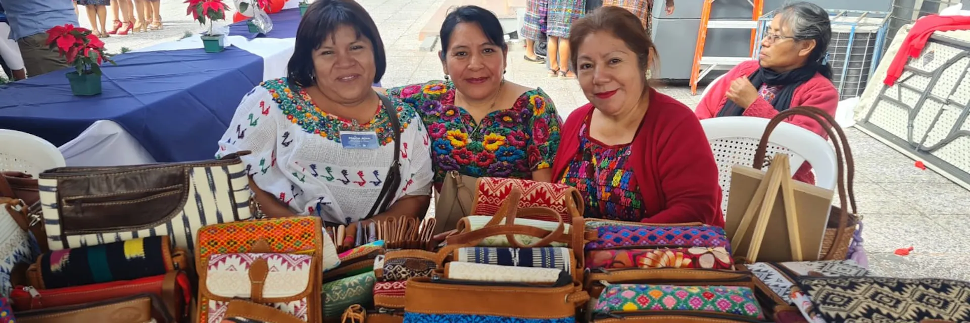 Mujeres indígenas: Ortencia Simón, Marta Ajcu, Vilma Sapón venden artesanía y tejidos. Guatemala. 06.12.2023