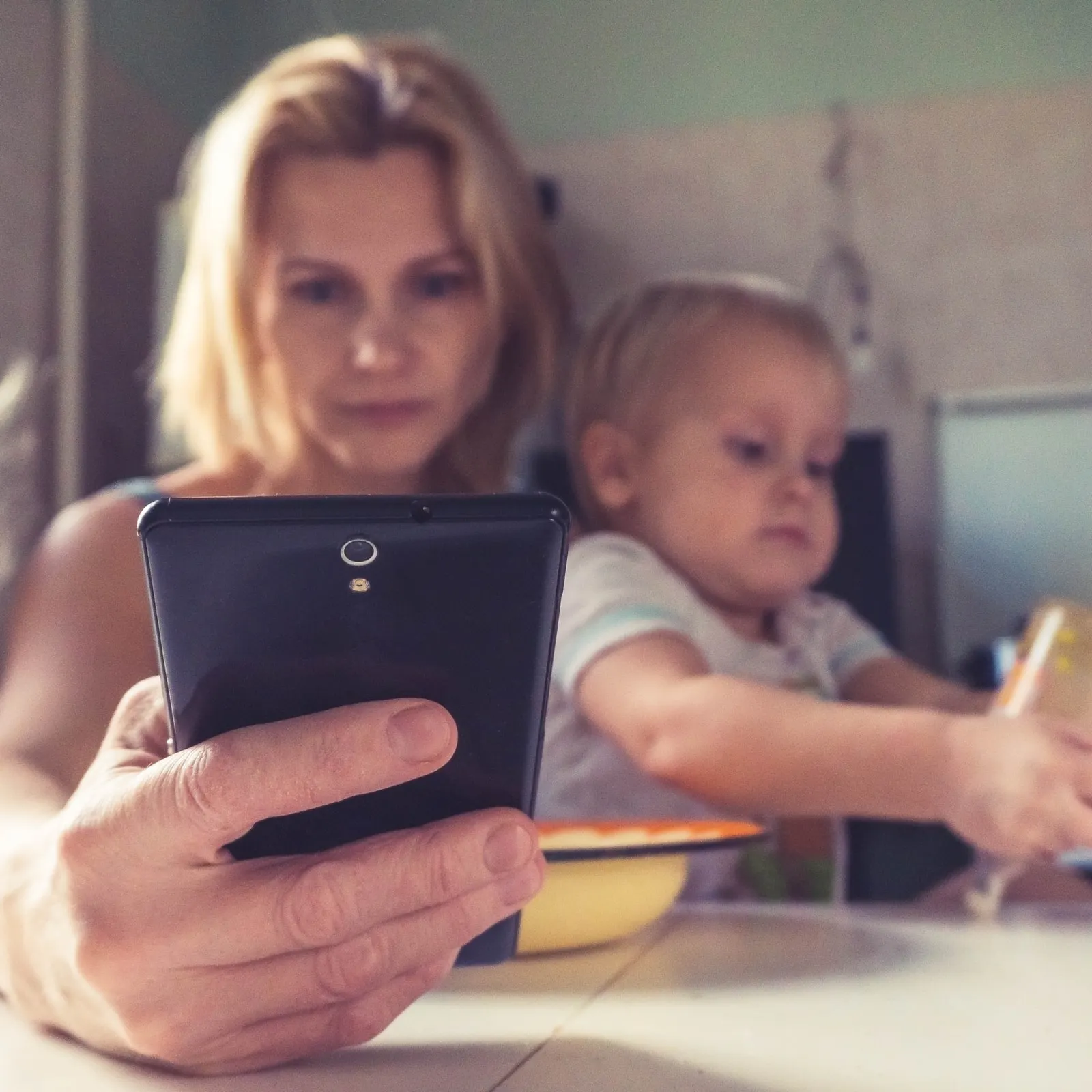 Las mujeres siguen en desventaja laboral por ser madres