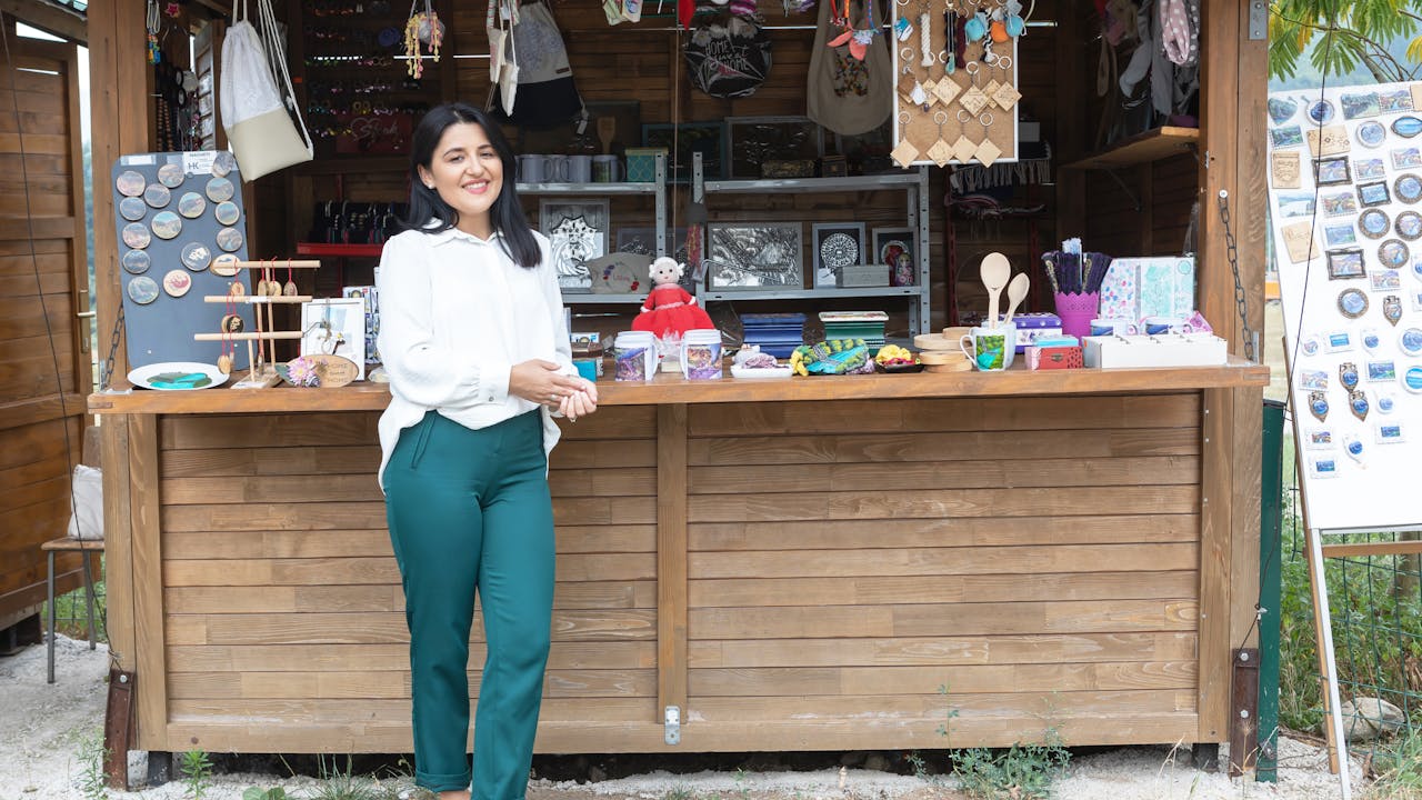 Merima devant un stand de souvenirs où sont présentés les produits de son entreprise, fabriqués selon des modèles traditionnels de Jablanica. 