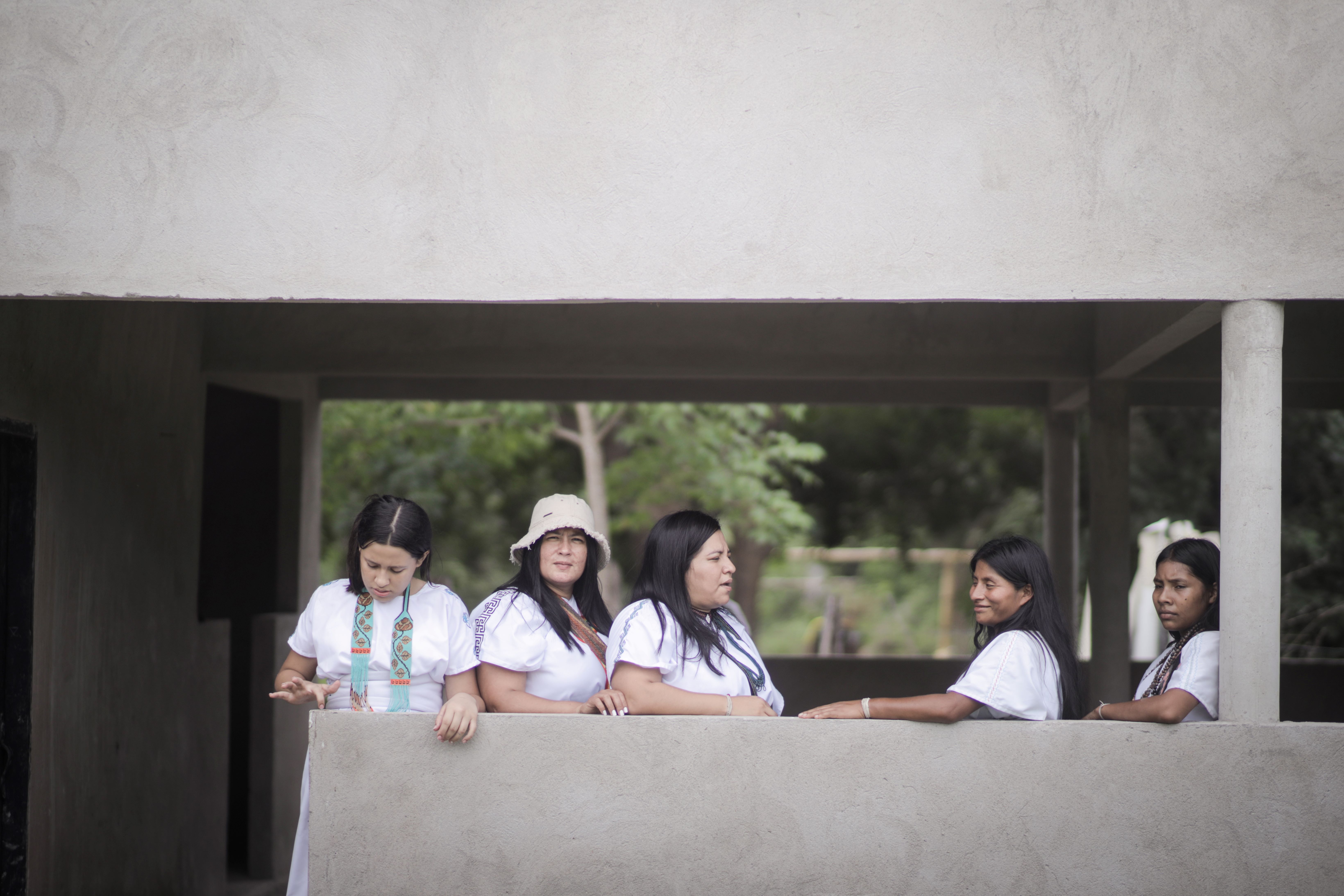Yoraima Cristina Navarro Izquierdo stands next to four other women of the Arhuaco territory. They all wear white.