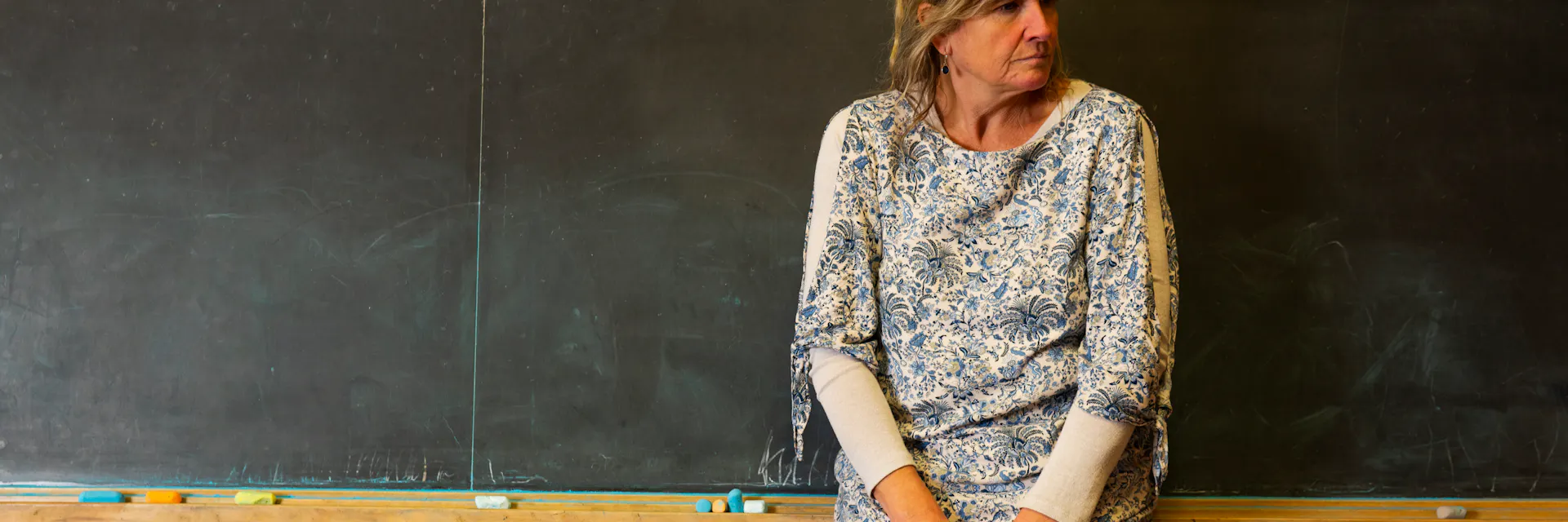 Enseignante déprimée en salle de classe