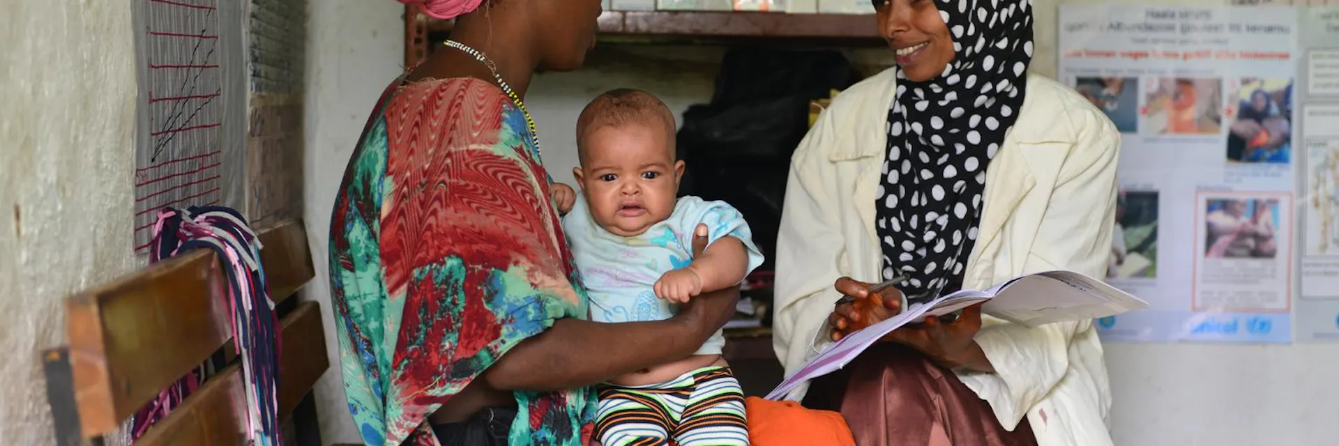 L'agent de vulgarisation sanitaire Binti Mohammed conseille une femme qui tient son bébé dans ses bras sur les meilleures pratiques nutritionnelles, au poste de santé du village de Wolargi, à Gemechis, un Woreda (district) de la région d'Oromia, en Éthiopie.