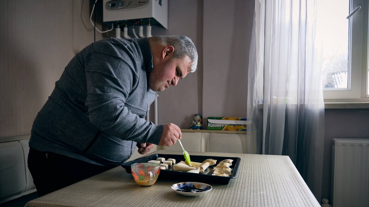 Rafael Martirosyan badigeonne de jaune d’œuf la surface de biscuits avant de les faire cuire.