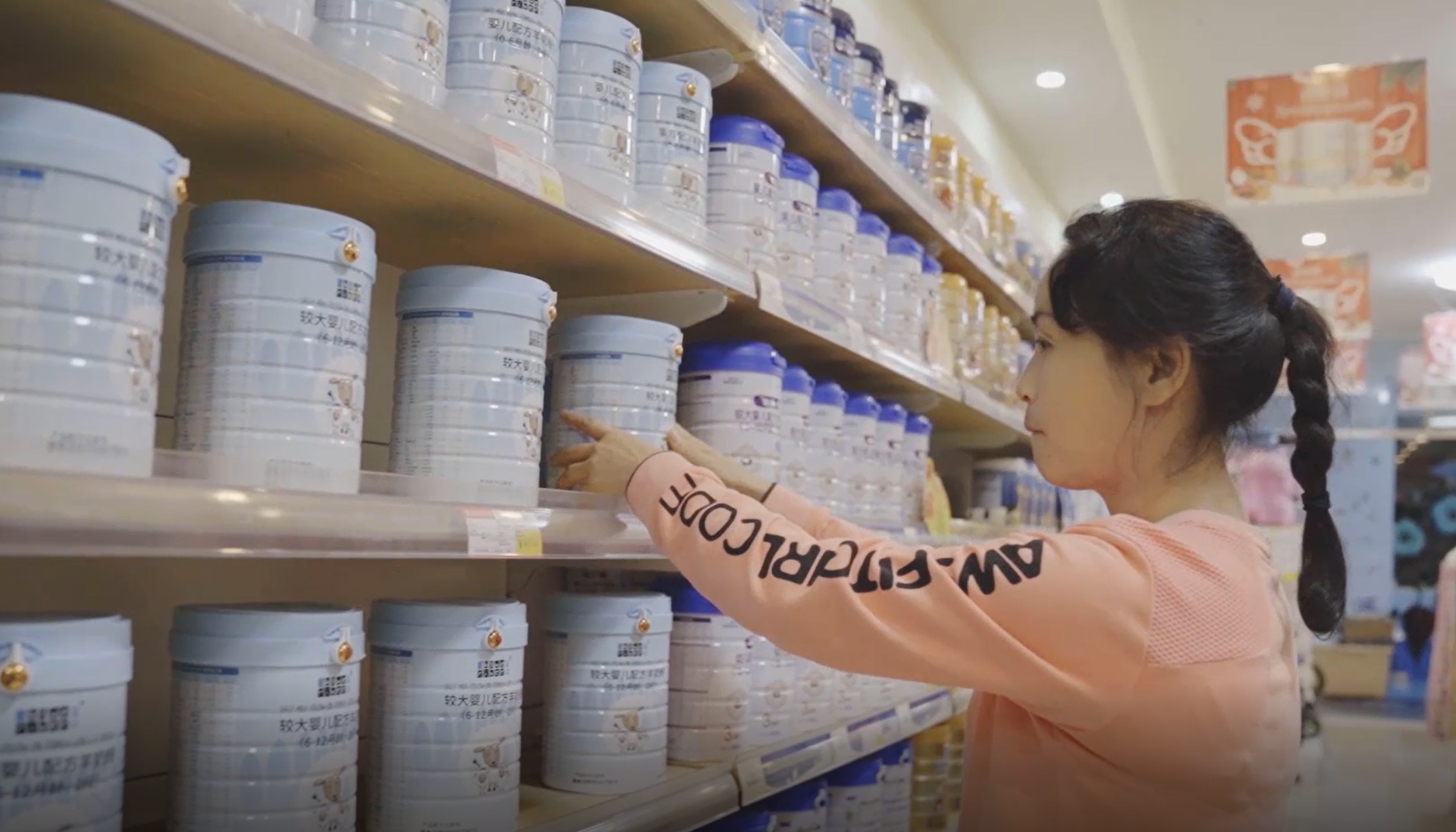 Wu Mengnan apila estanterías en una tienda.