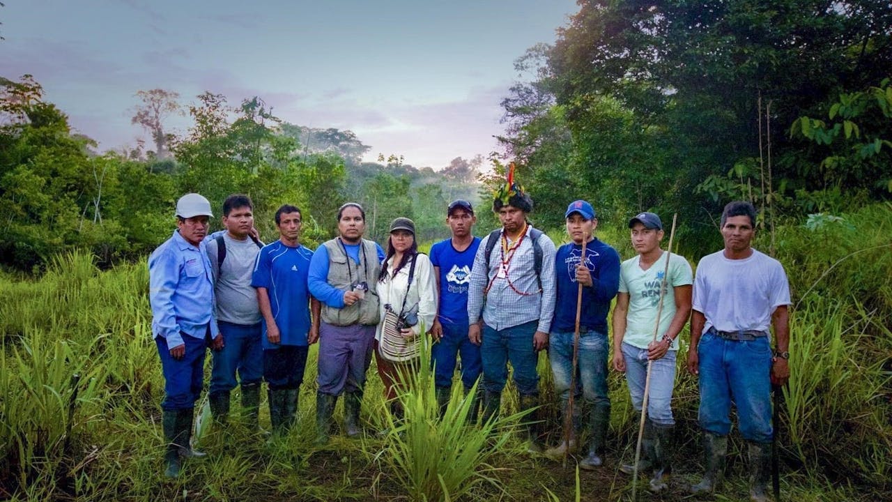 Bryan Parras posa para una foto de grupo con otros defensores de la justicia medioambiental, en la selva peruana.
