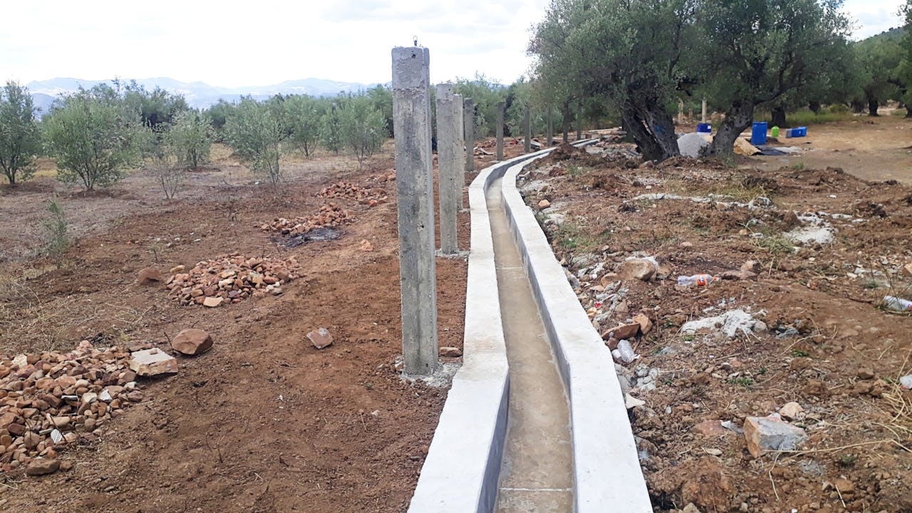 Un nuevo canal de hormigón conecta el agua del arroyo con los campos de los agricultores cerca del pueblo de Saida, en Túnez.