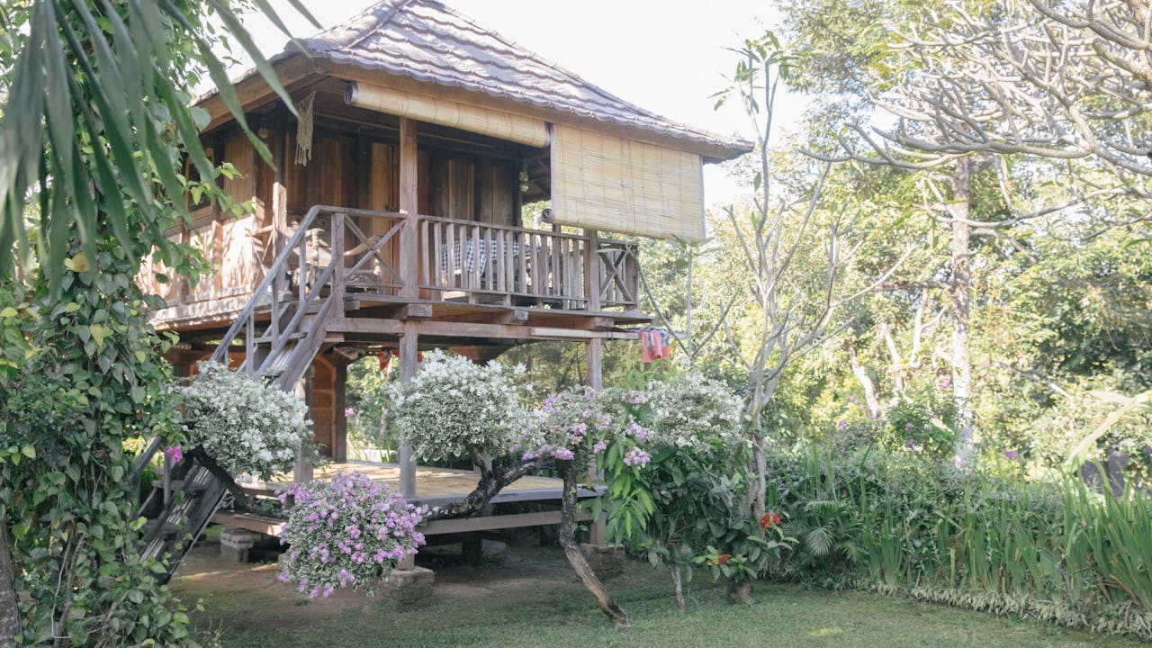 La maison d'accueil de Dekha et son jardin, dans le style traditionnel.