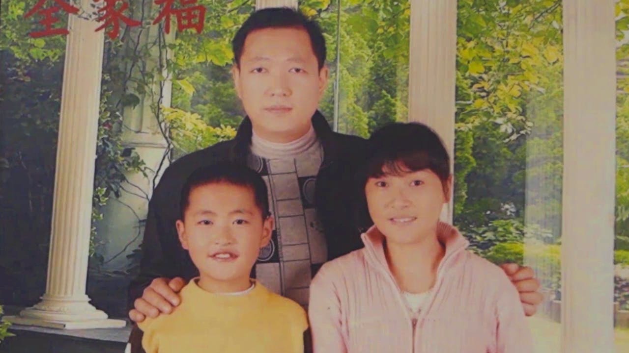 Retrato familiar de Wu Mengnan, su marido y su hijo hace 15 años.