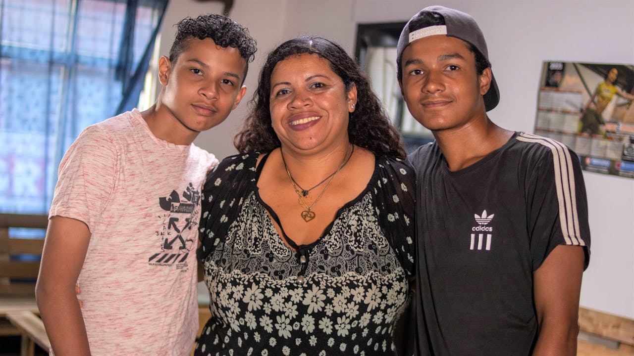 Photo de famille de Ditraiza Ramírez entourée de ses deux fils adolescents.