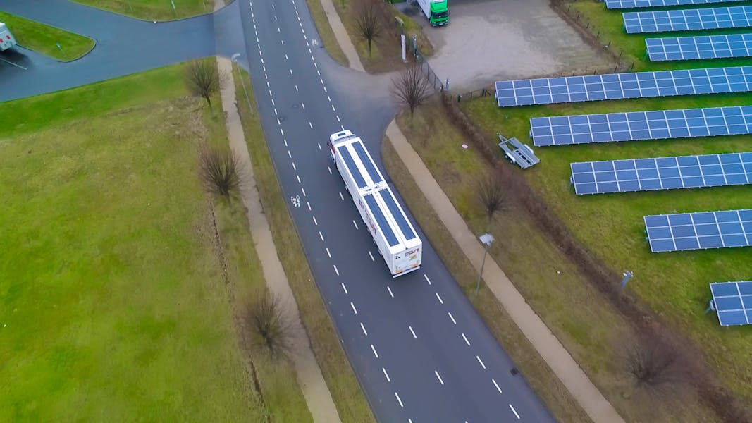 Solar panels on trailer save CO2 emissions and fuel on trucks - SolarOnTop