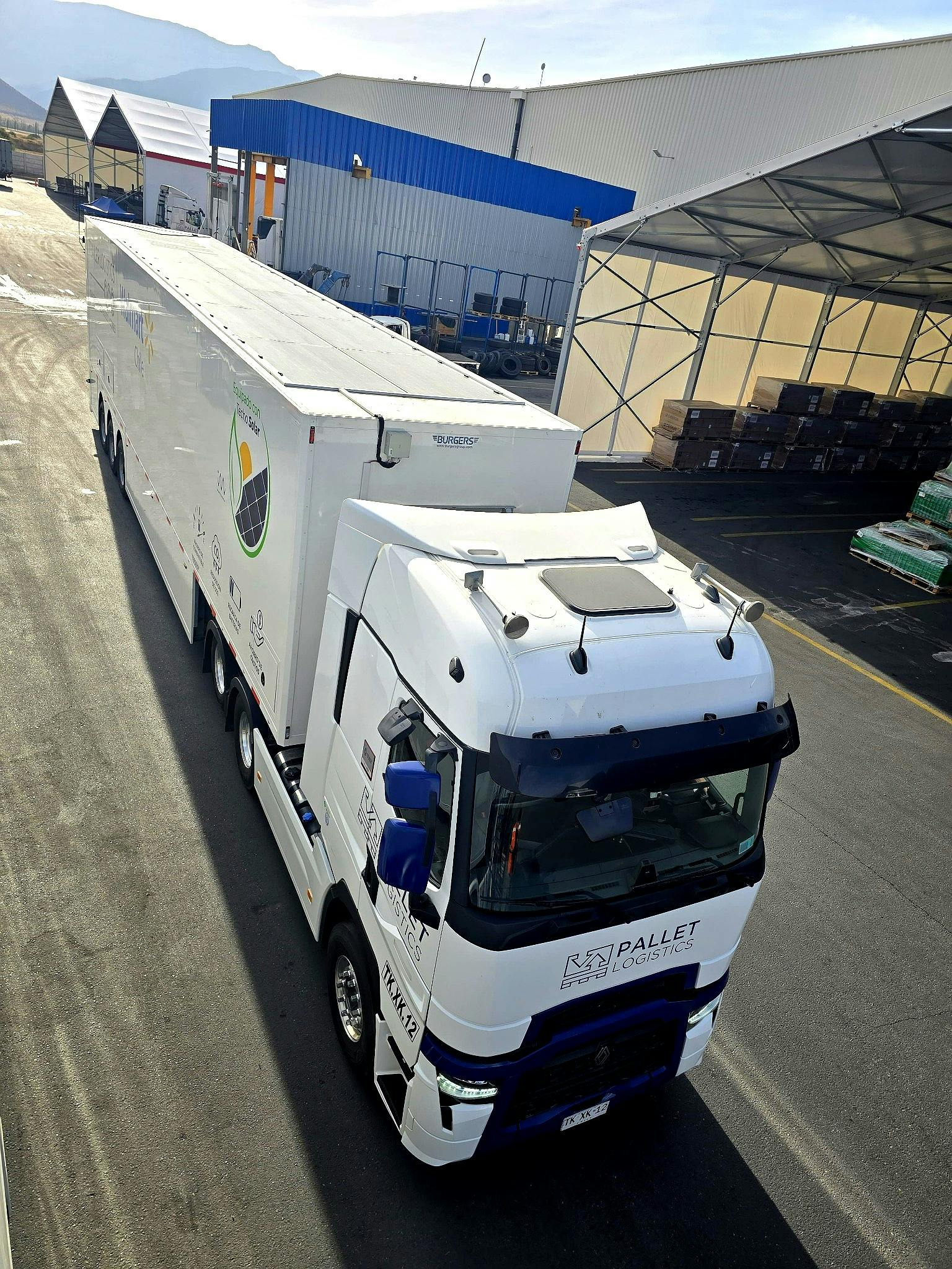 Walmart Chile trailers equipped with solar panels on top, driving with solar energy using SolarOnTop technology.