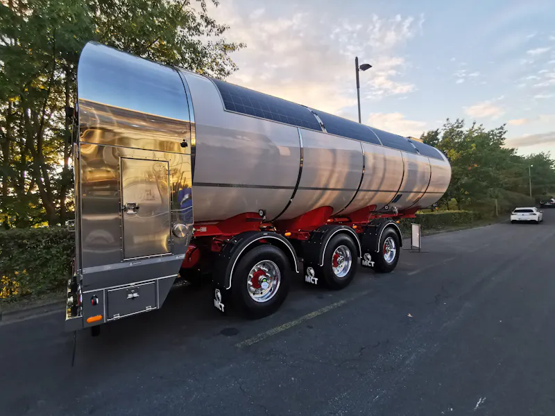 Bulk�trailer equipped with solar panels on the roof using SolarOnTop technology