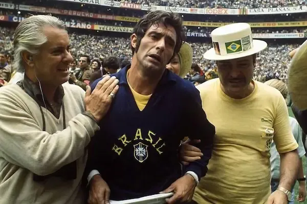A photograph of goalkeeper Félix celebrating Brazil's victory at the 1970 FIFA World Cup final