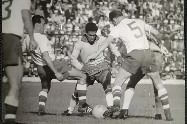 Garrincha dribbling in the 1962 World Cup
