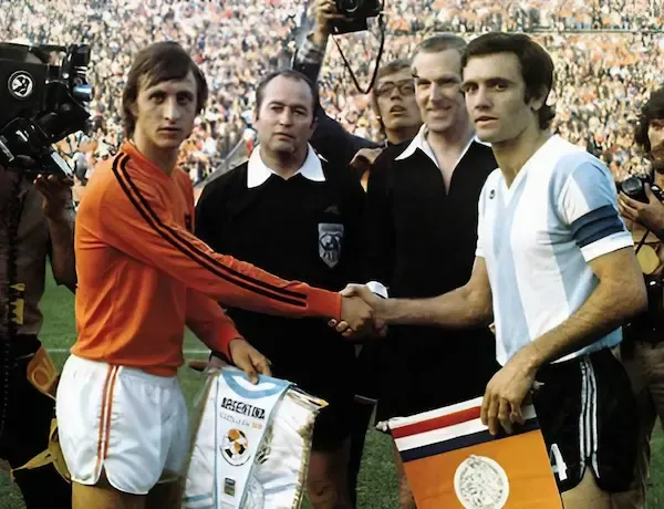 Johan Cruyff and Roberto Perfumo, captains of Netherlands and Argentina respectively, greeting before the match in the 1974 FIFA World Cup.