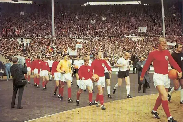 England and Germany entering to the Wembley field to play the WC final. Leading the English team, captain Bobby Moore.