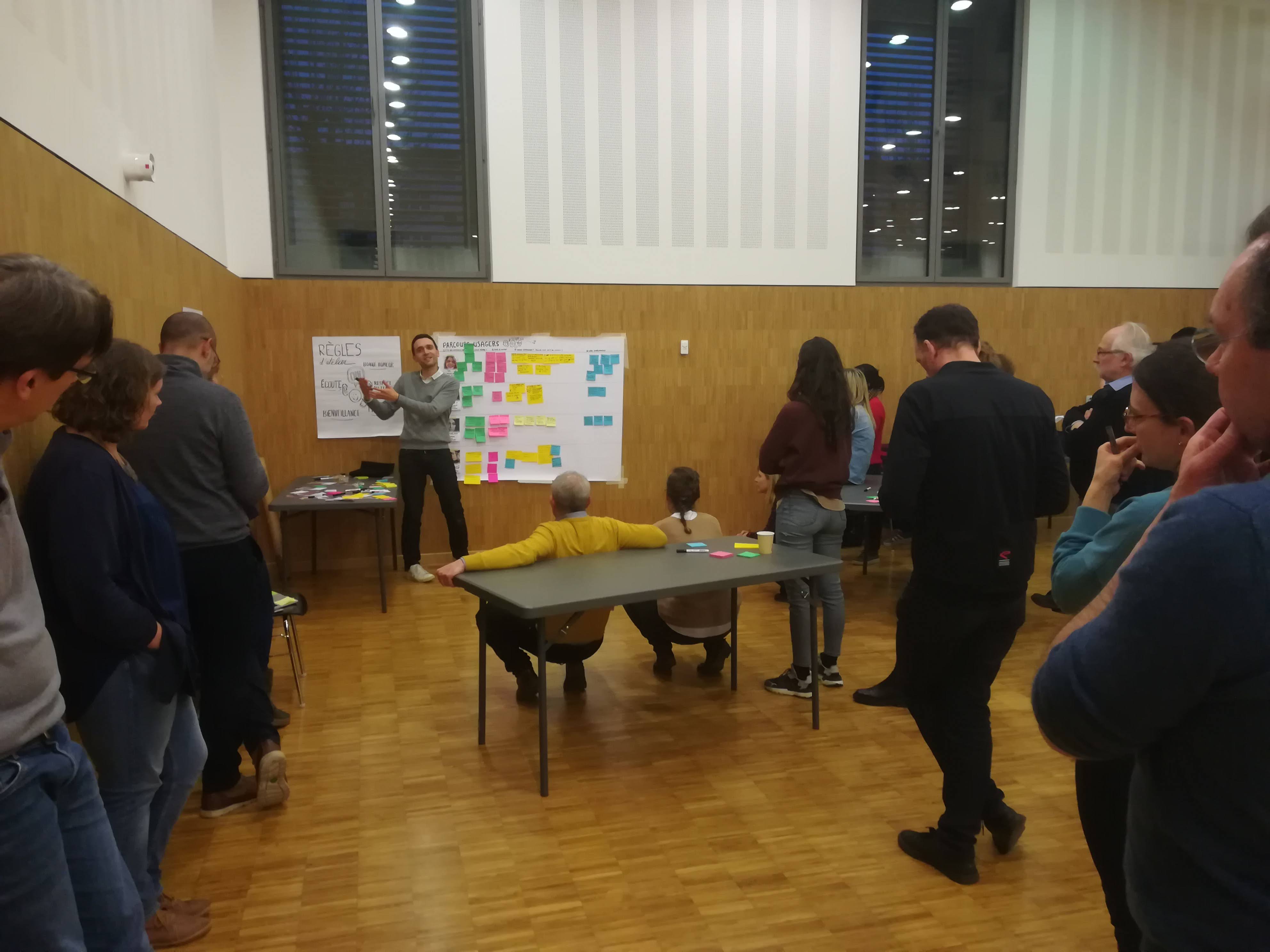 Pierre facilite un atelier