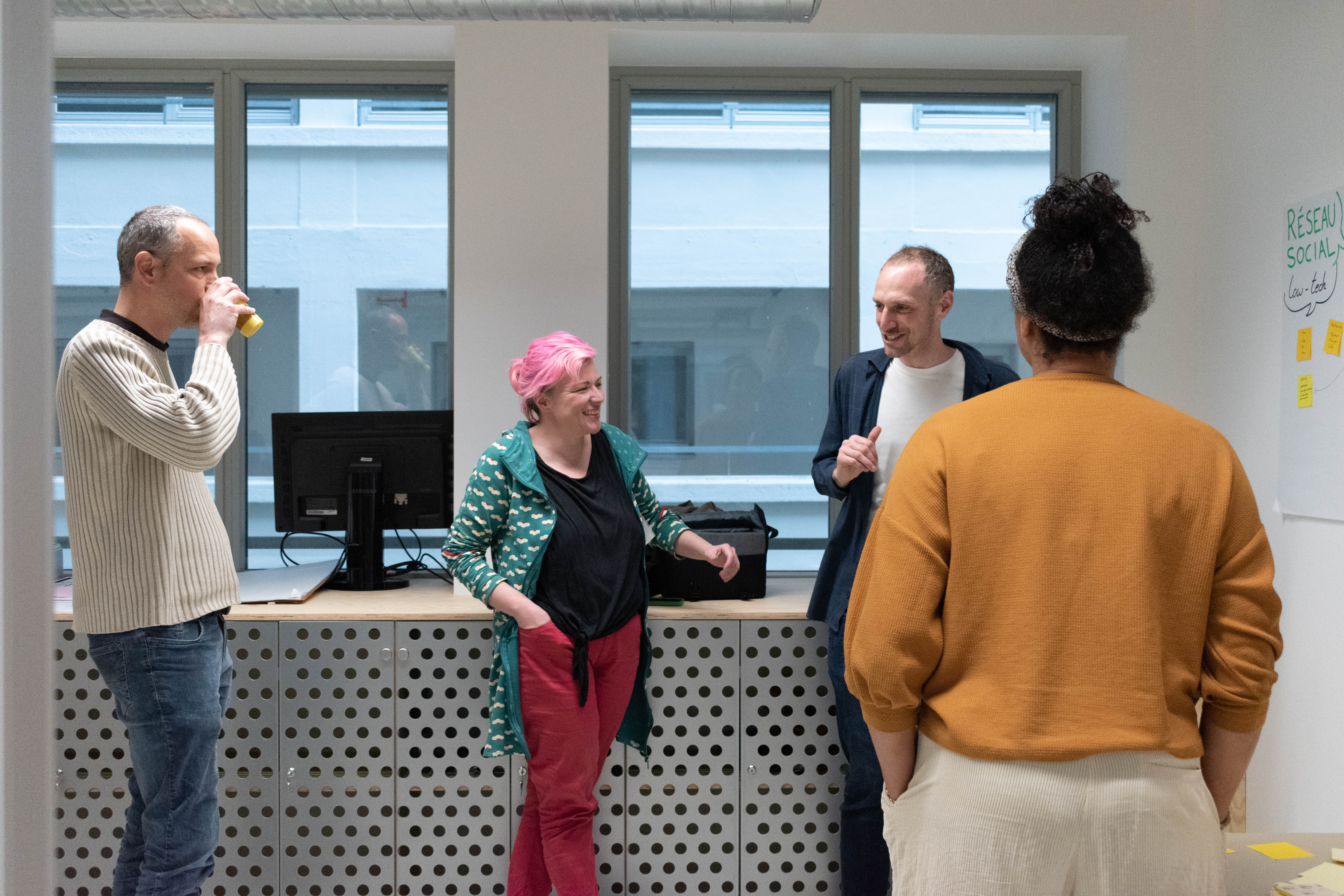 Guillaume discute avec les participants