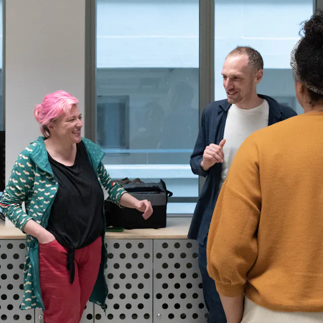 Guillaume discute avec les participants
