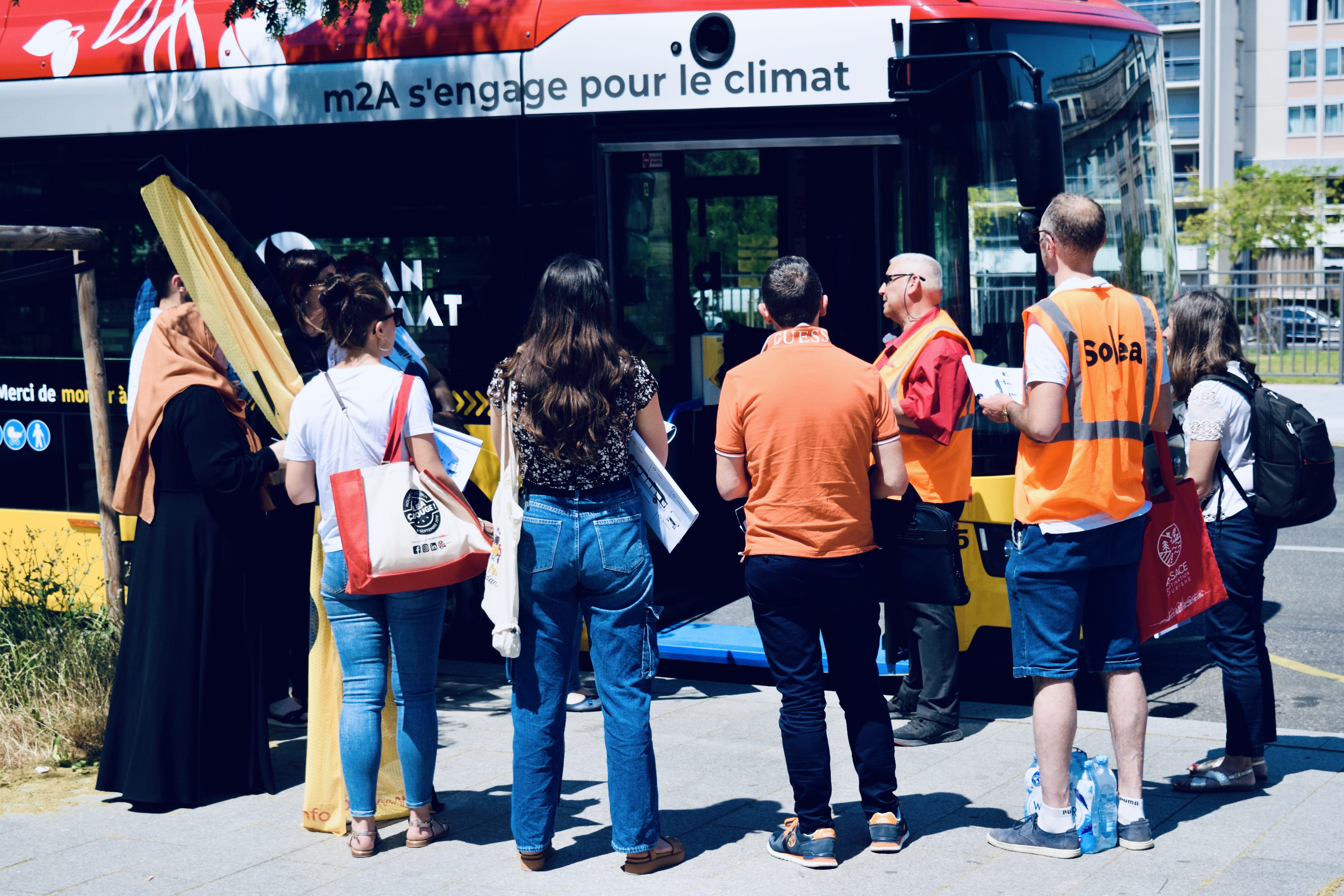 Atelier d'idéation dans un bus