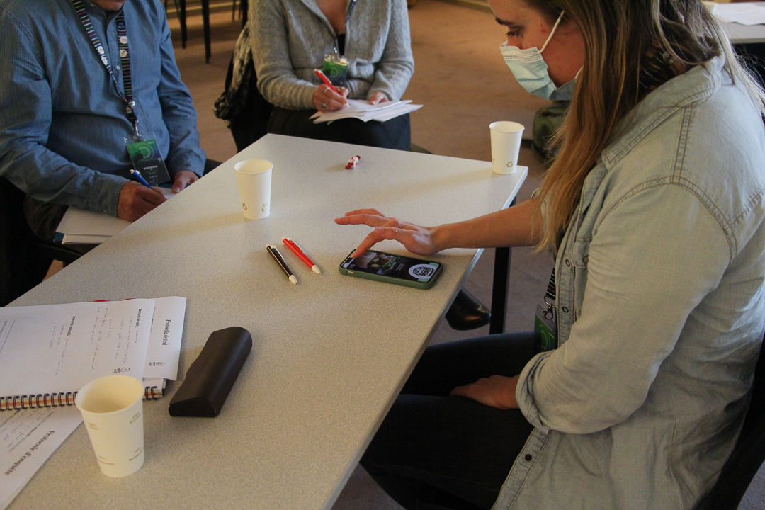 Femme en train de réaliser un test utilisateur sur mobile