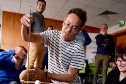 Photo d'atelier, participants en train de réaliser le marshmallow challenge