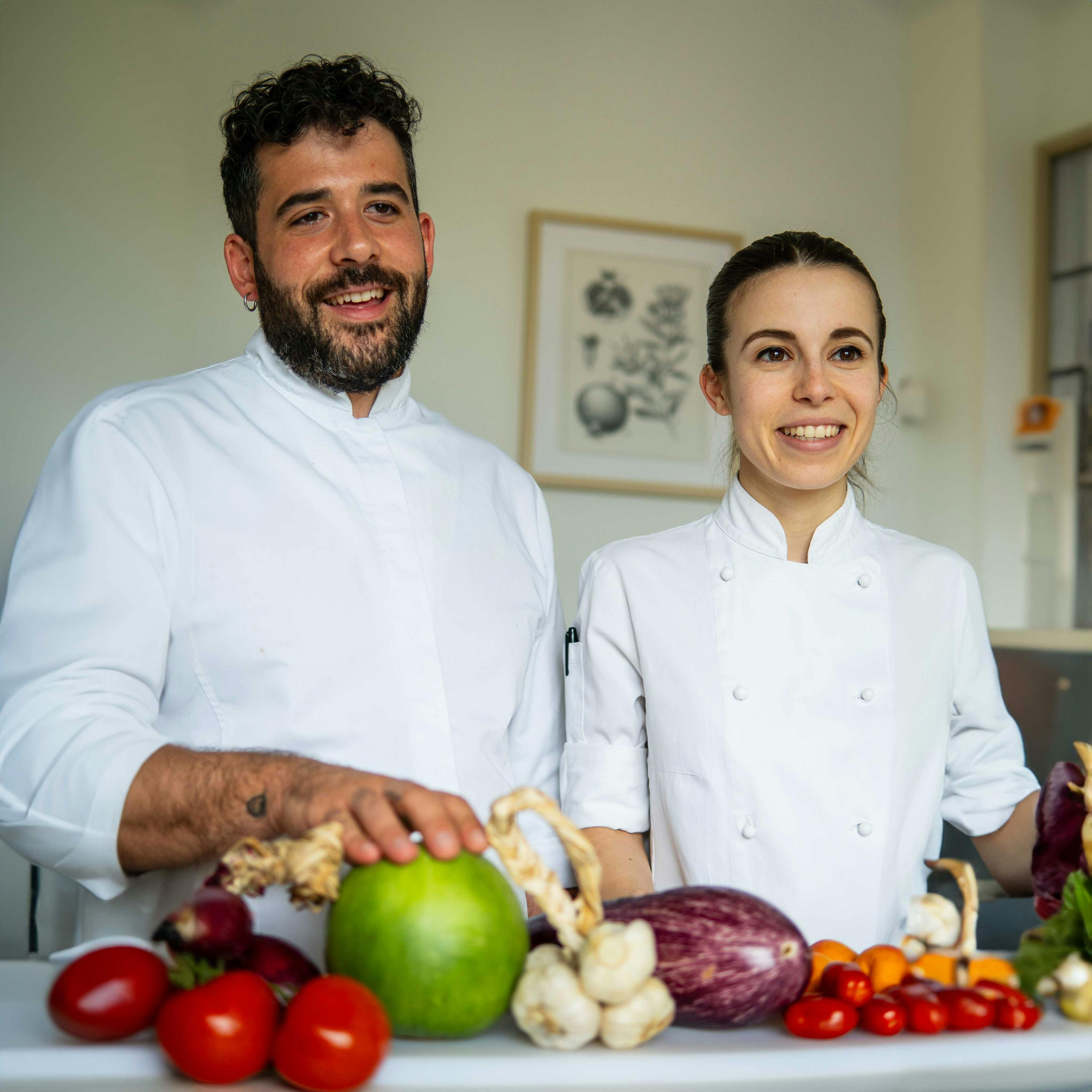 Nella foto ci sono Gabriel Cinque e Valeria Loi, chef e founder di Impronta, in divisa da chef bianca, sorridenti.