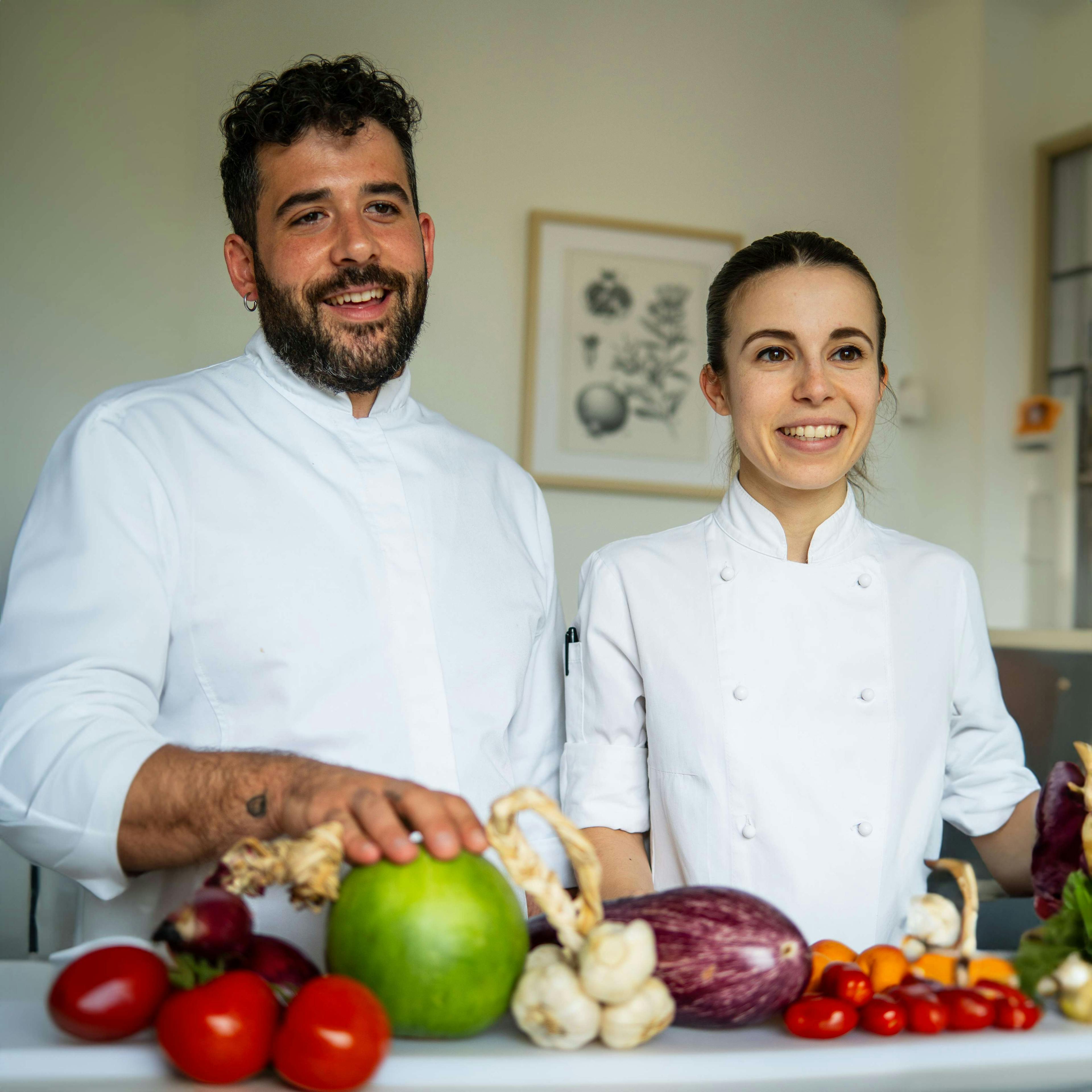 Nella foto ci sono Gabriel Cinque e Valeria Loi, chef e founder di Impronta, in divisa da chef bianca, sorridenti.