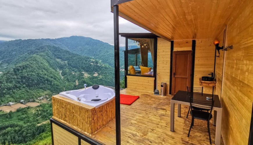 O descolado hotel que oferece cabanas criativas com quartos de vidro