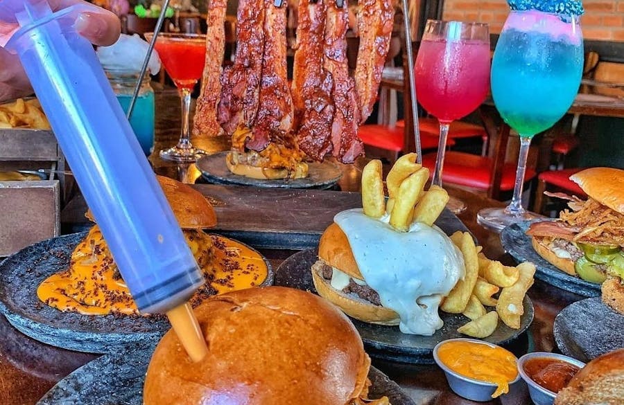 Lanches com seringa, drinks moleculares, batata transparente, coxinha na roda gigante, sobremesas esculturais, varal de bacon e outras maluquices: A experiência criativa da hamburgueria "O" Burguer de SP