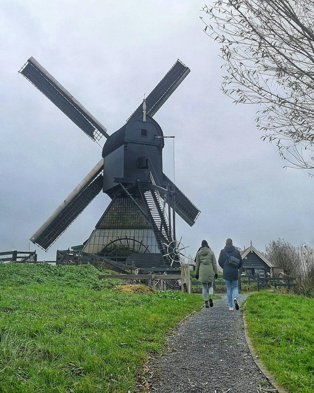 Viagem na Holanda: A experiência de ver de perto um moinho de vento  construído em 1738 em perfeito funcionamento