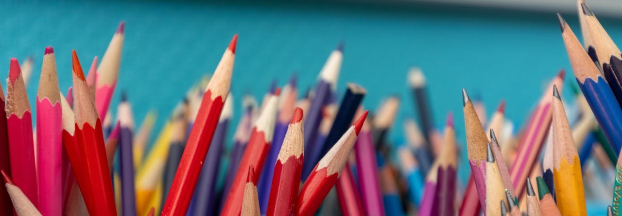 Crayons de couleur école pédagogie active Belgique.