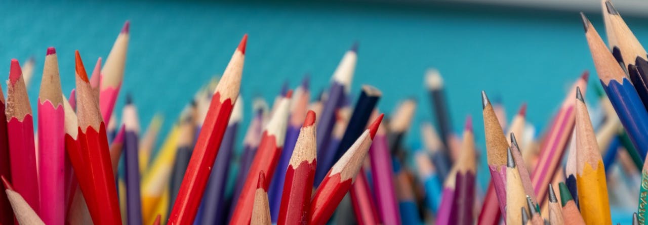 Crayons de couleur école pédagogie active Belgique.