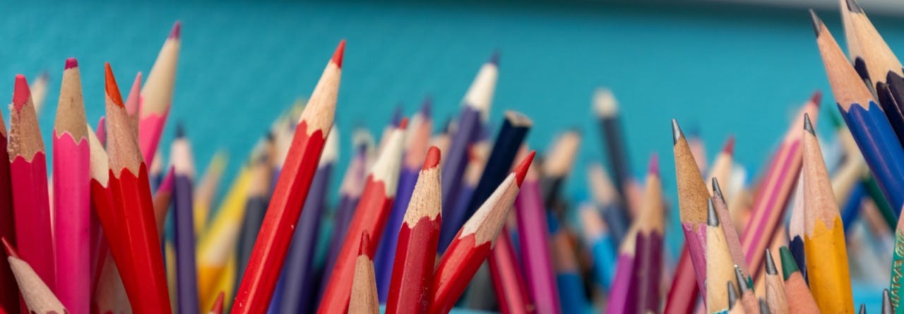 Crayons de couleur école pédagogie active Belgique.