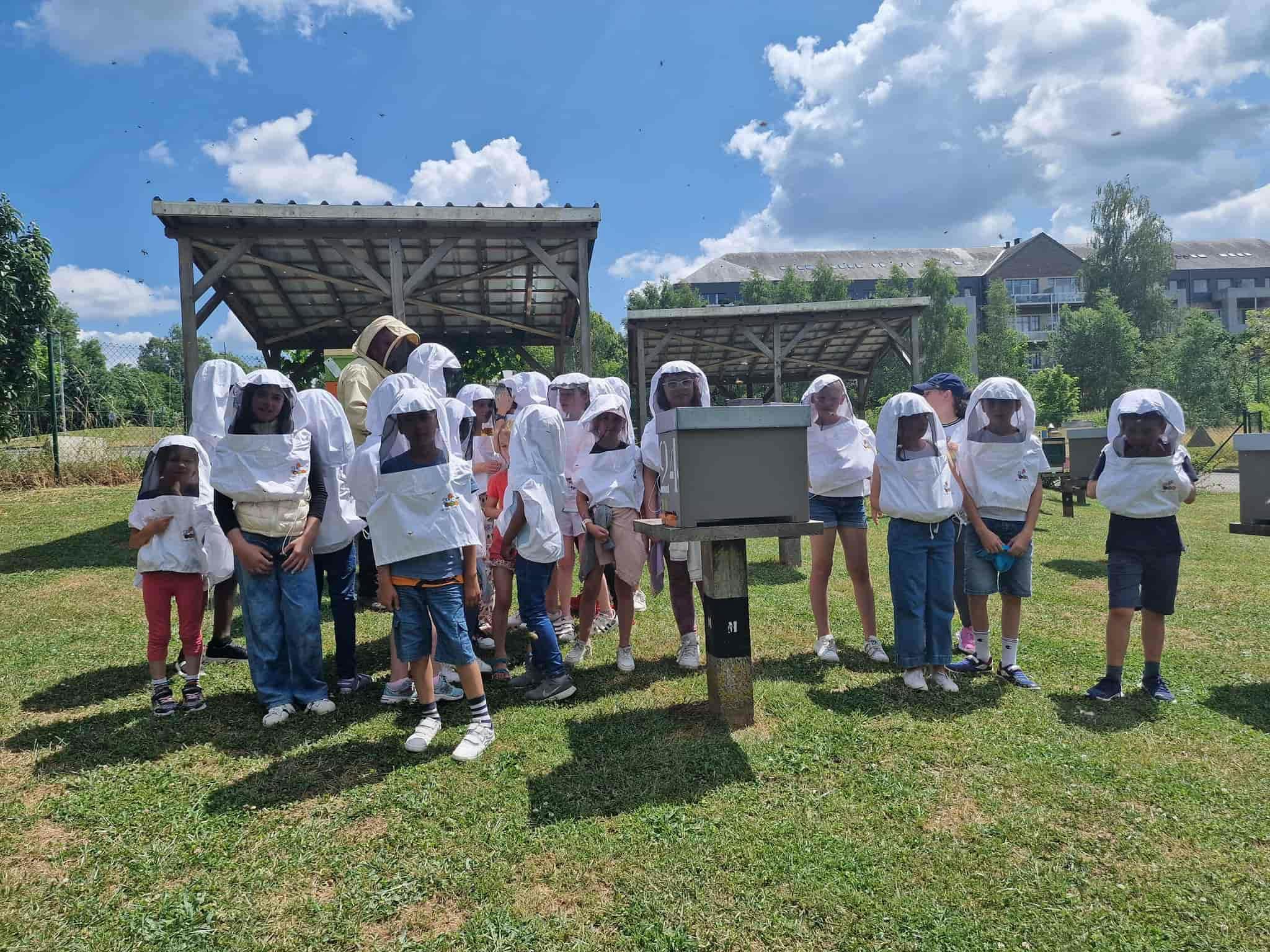 Les élèves de l'Inda Arlon découvrant les abeilles lors d'une excursion.