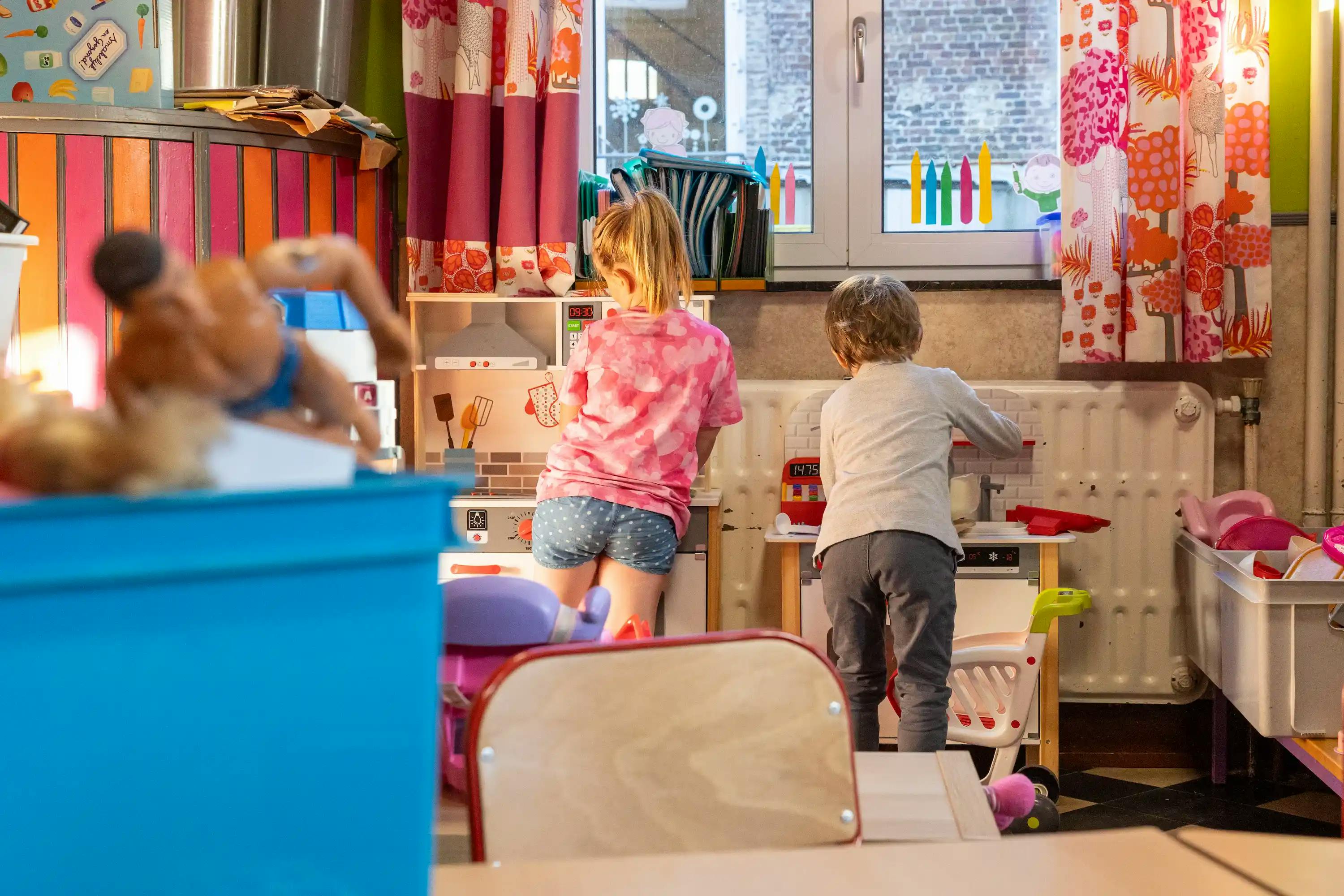Élèves de maternelle jouant ensemble à l'Inda Arlon.