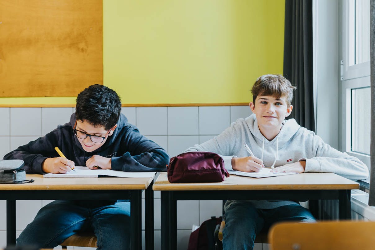 Élèves travaillant dans une salle de classe à l'Institut Notre Dame Arlon.