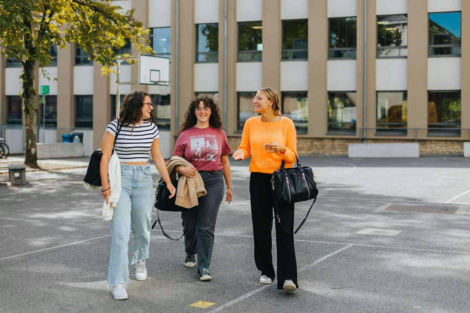 Élèves dans la cour de récréation de l'école fondamentale Arlon.