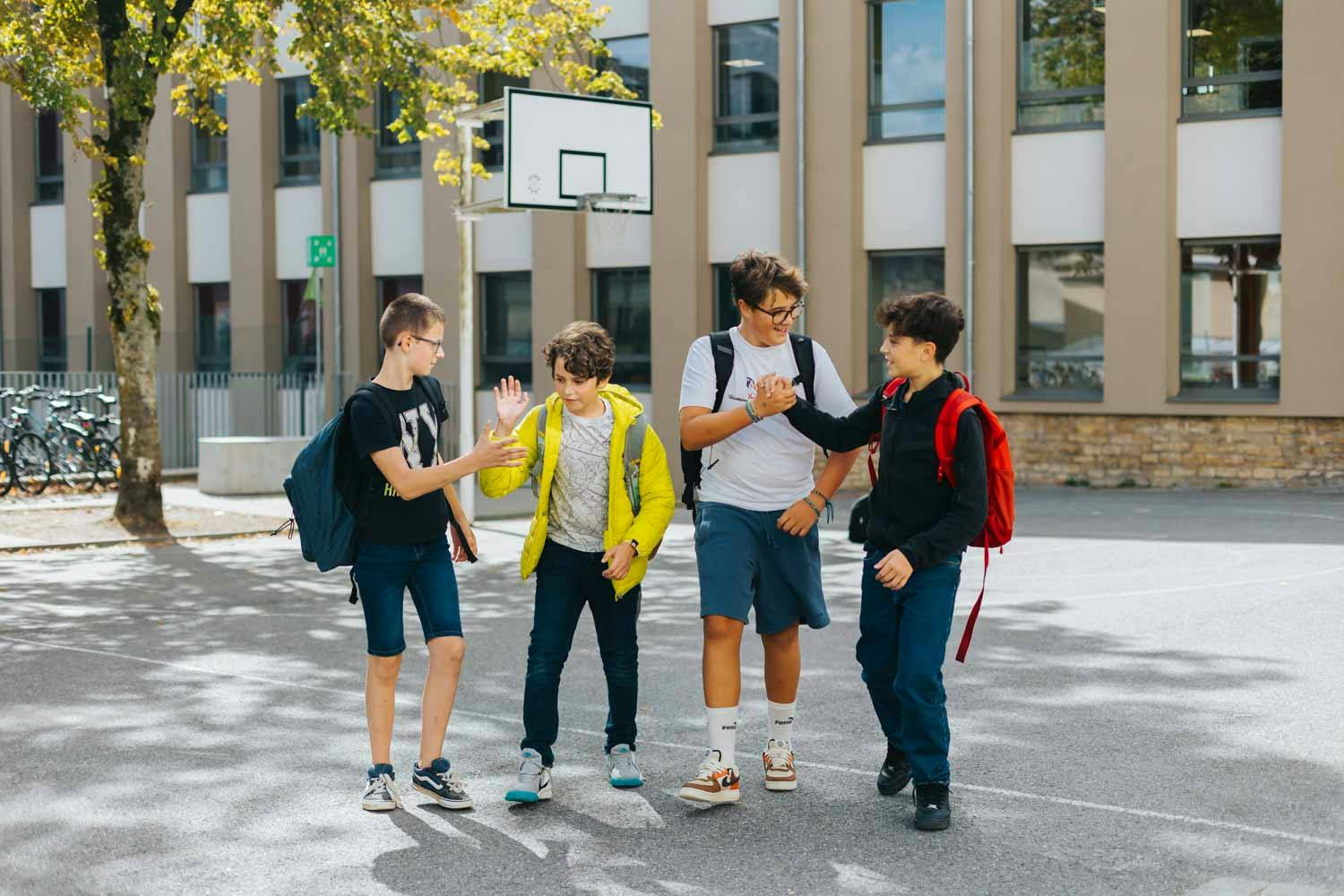Élèves dans la cour de récréation de l'Inda Arlon.